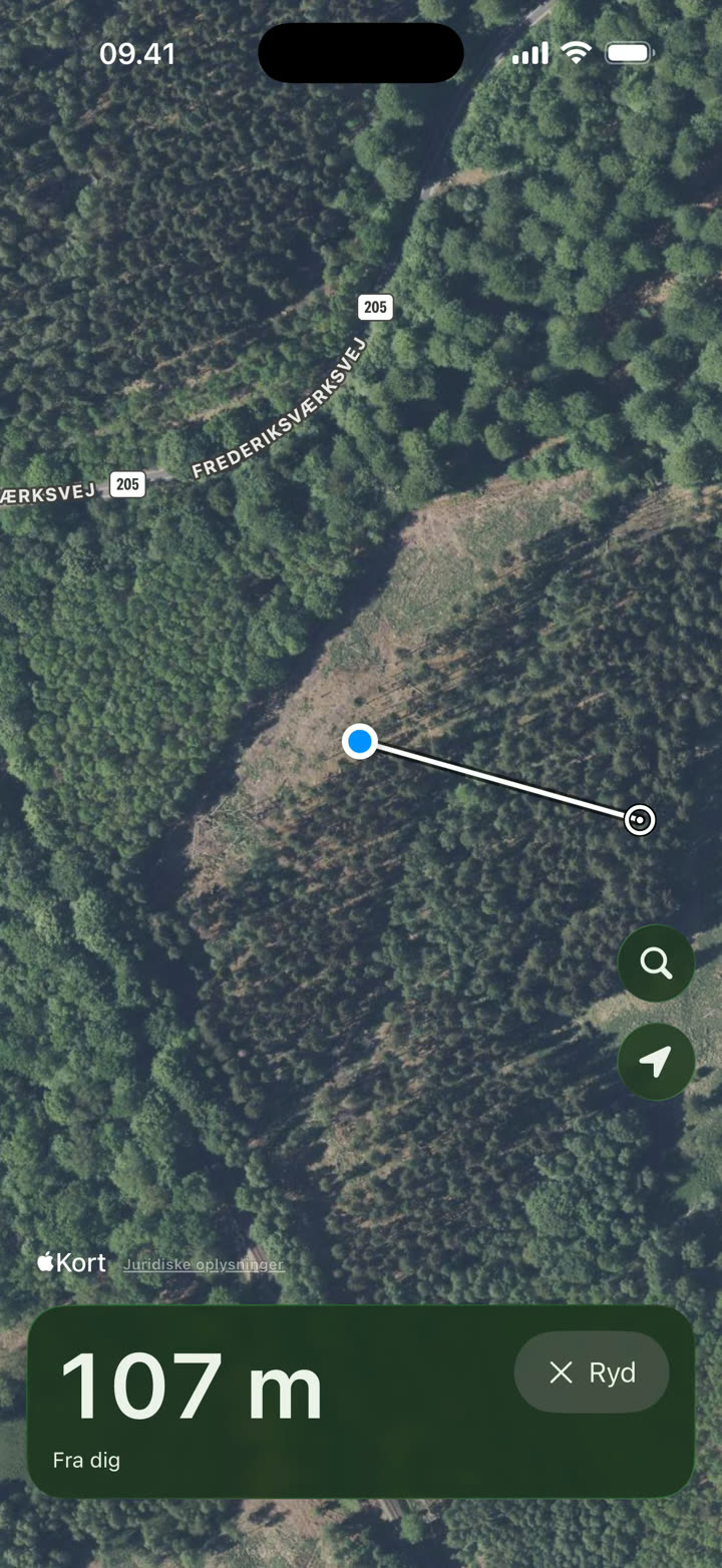 Jagtafstand viser 107 m fra den blå prik til et punkt på luftfotoet, med en linje imellem.